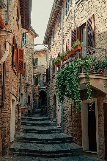 Old Town Italy: Rich European Aesthetic & Cozy Narrow Street Vibes