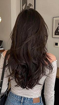 Loose Layered Waves With A Simple Half Up Pin