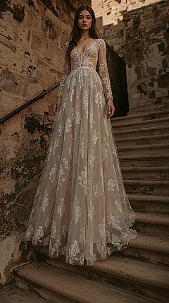 Boho Chic: Vintage Off-White Lace Wedding Dress for Outdoors
