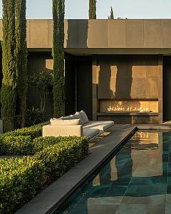 Modern Luxury Garden Design: Serene Reflecting Pool & Minimalist Oasis