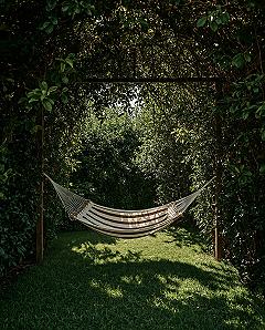 Secluded Garden Hammock Retreat: Loggia Balcony & Home Landscape Ideas