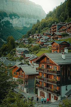 Aesthetic Nature Views: Hallstatt’s Mountainside Homes & Austrian Beauty