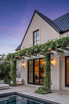 Modern Chic House Exterior: Pool Oasis & Residential Architecture Dream