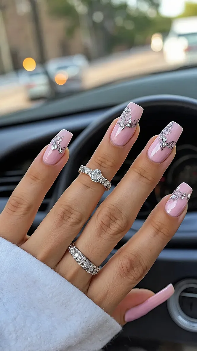 Catch the 2025 Summer Nail Vibe