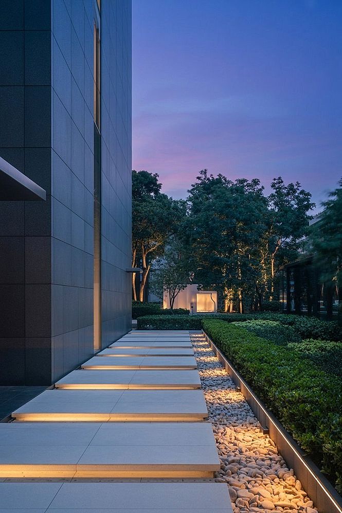 Sleek Modern Outdoor Pathway Lighting for Contemporary Gardens