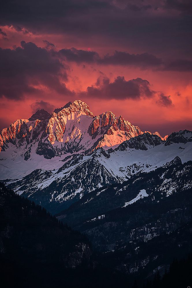 Golden Hour Mountain Peaks: Breathtaking Nature Photography Wallpaper