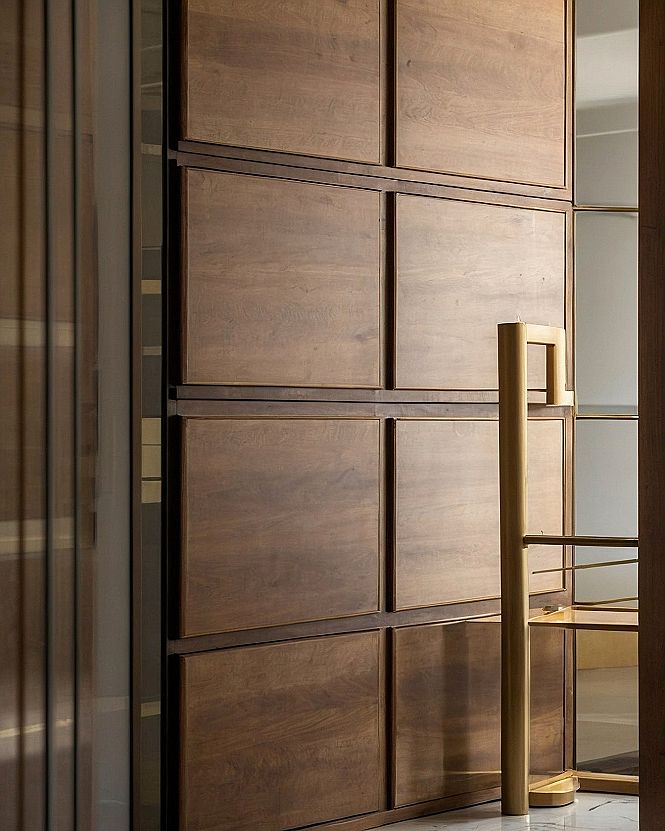 Using Pivot Wood Doors for Grand Entryways