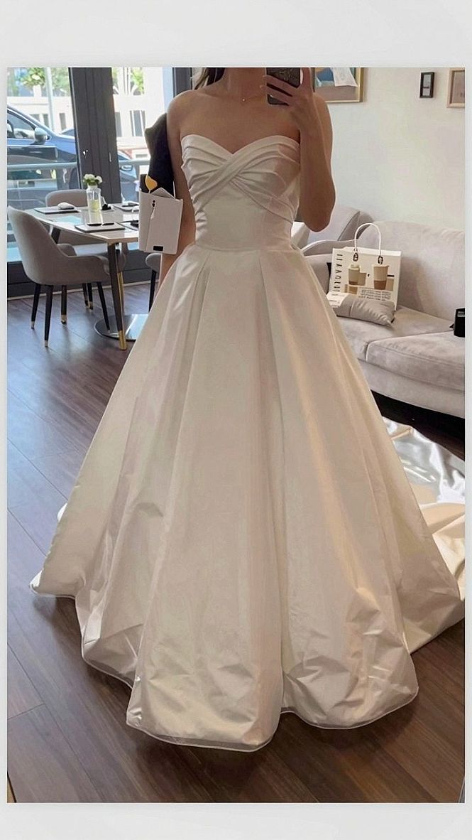Choosing a Strapless Mermaid Gown for Your Wedding