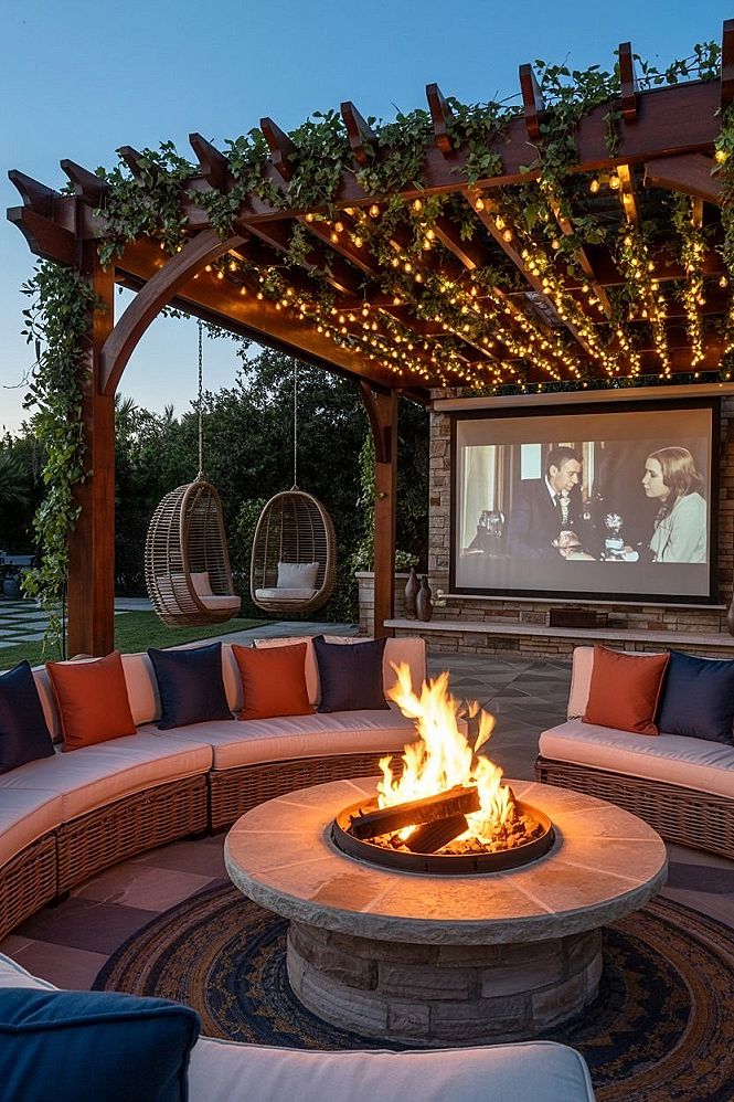 Luxury Backyard Entertainment: Fire Pit & Al Fresco Cinema