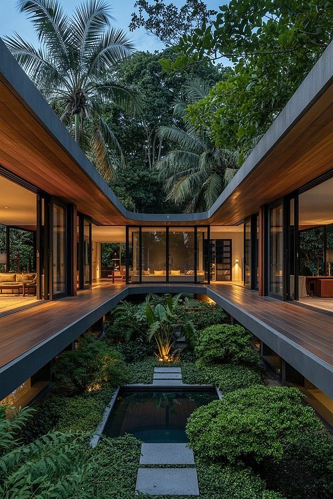 Mid Century Modern Courtyard House: Tropical Style Oasis