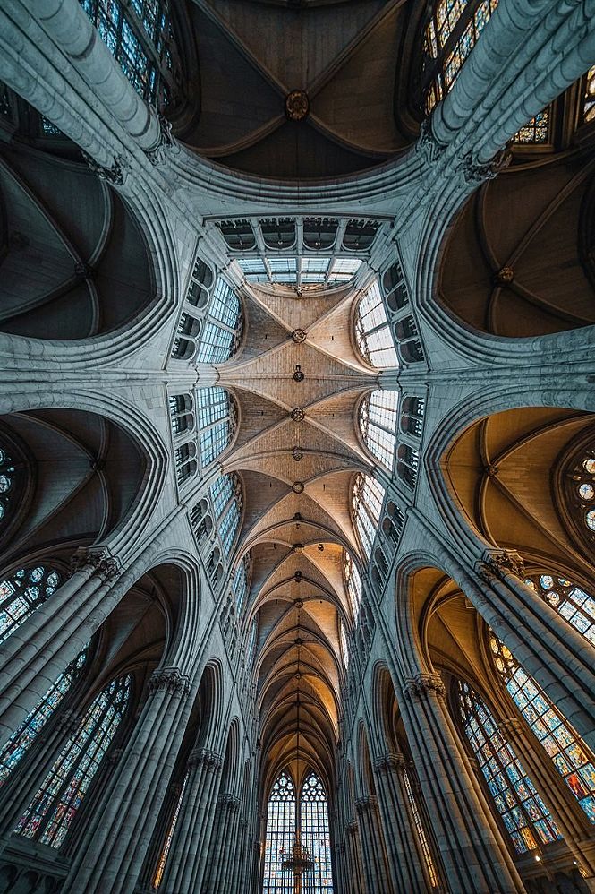 Grand Gothic Architecture: Inspiring Mansão Luxuosa House Designs