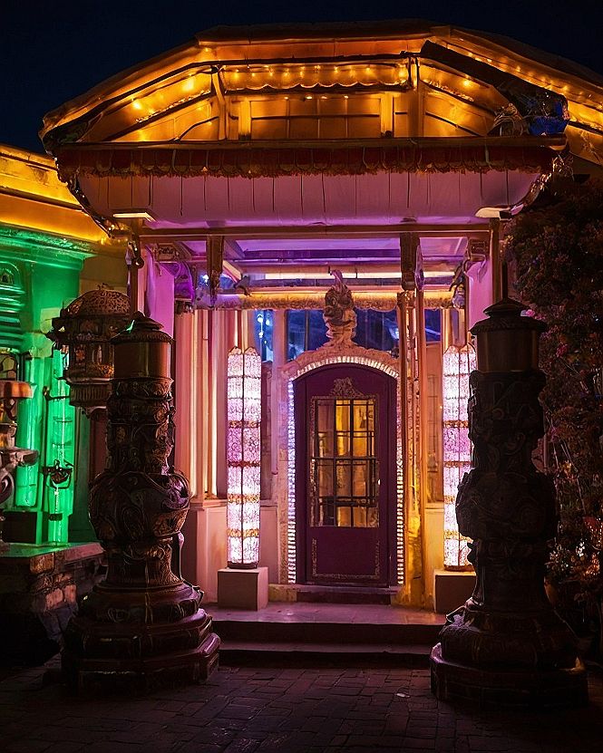 Choosing Lantern Projectors for Outdoor Halloween Decor