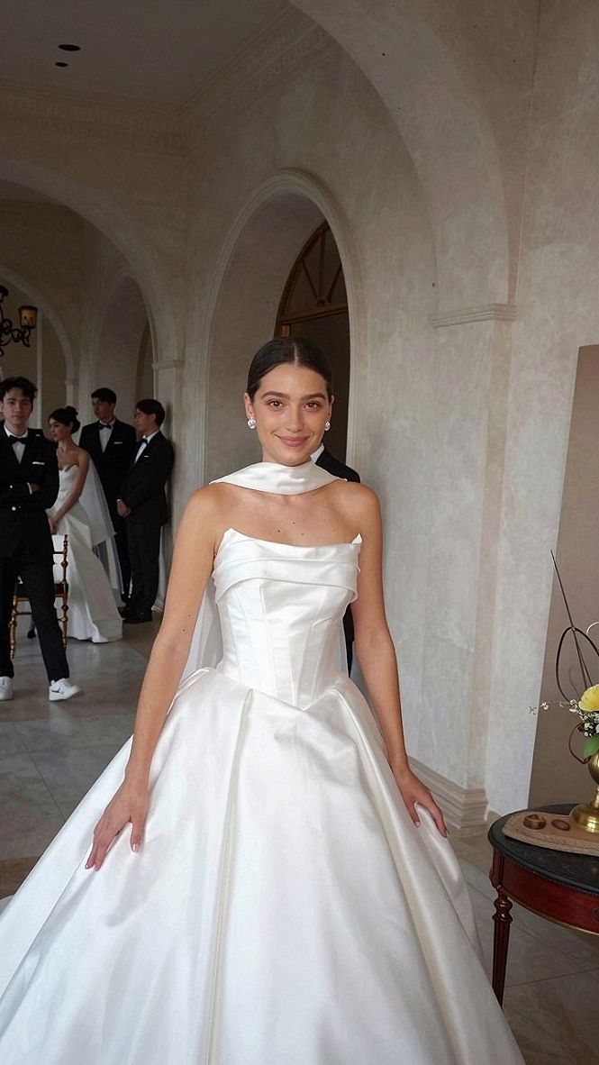 Selecting a Structured Bodice and Full Skirt Wedding Gown