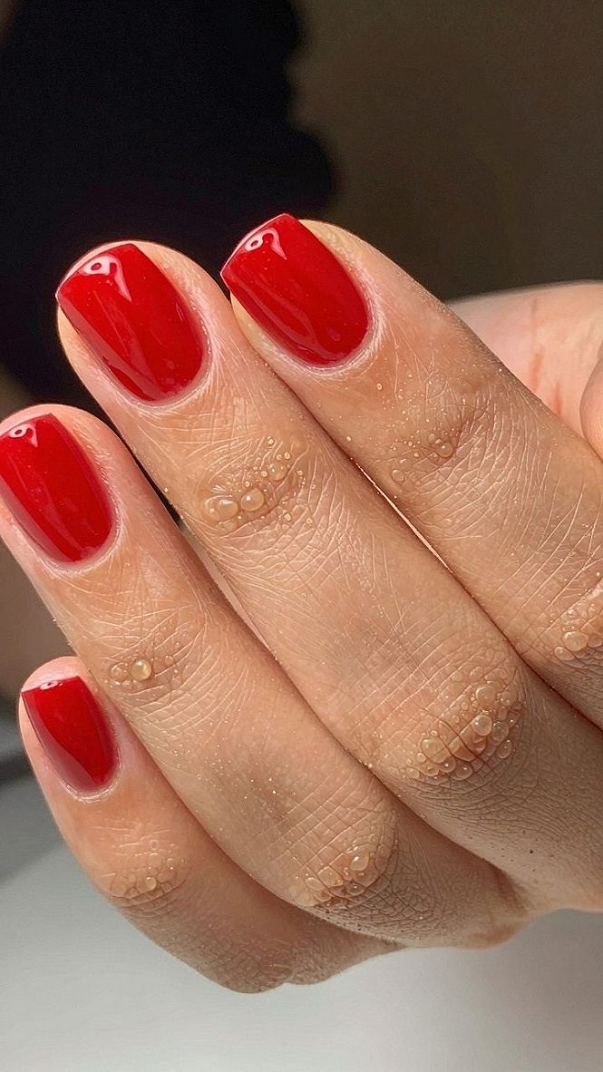 Choosing Between Glossy and Matte Red Nail Finishes