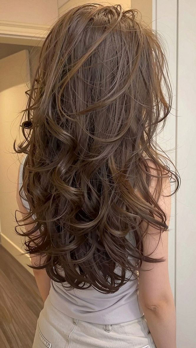 Choosing The Right Cut For Voluminous Textured Brown Hair