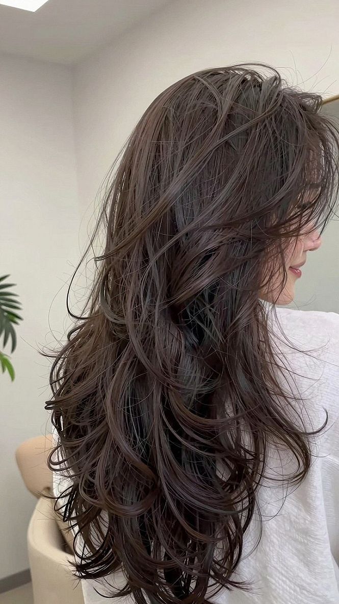 Choosing Between Soft Waves and Structured Curls for Long Hair