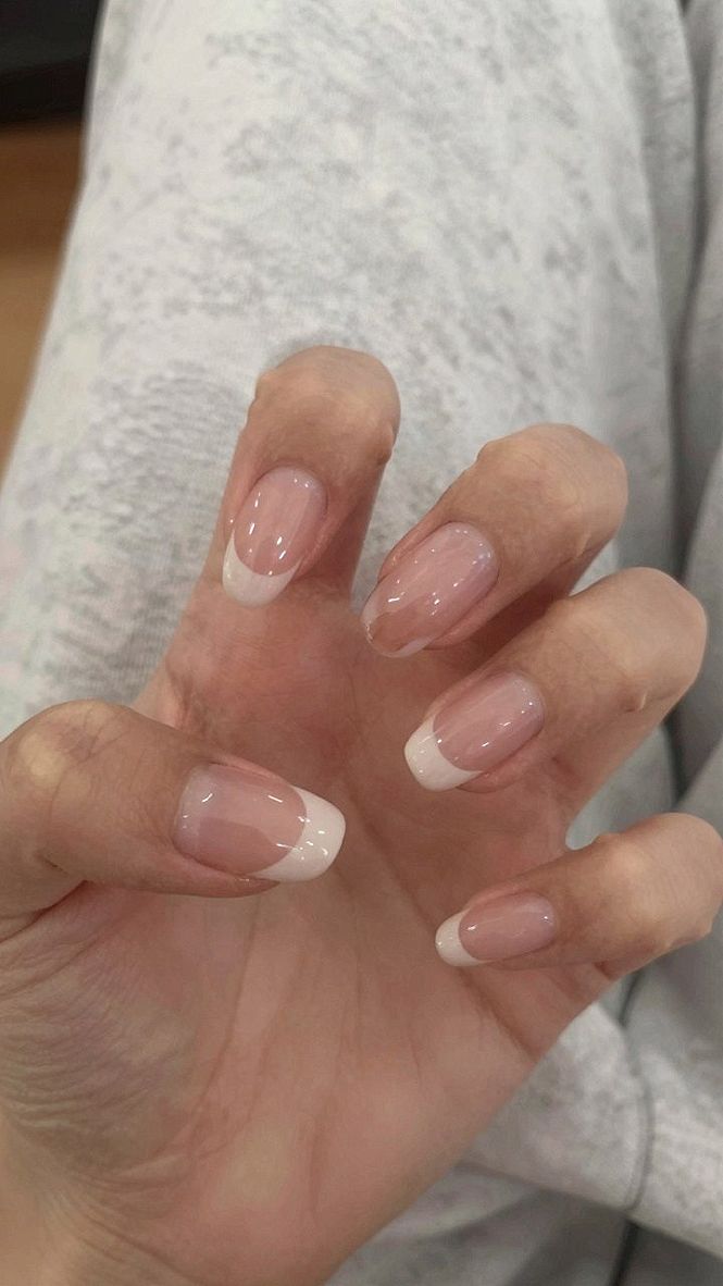 Choosing the Right French Tip Width for Y2K Style