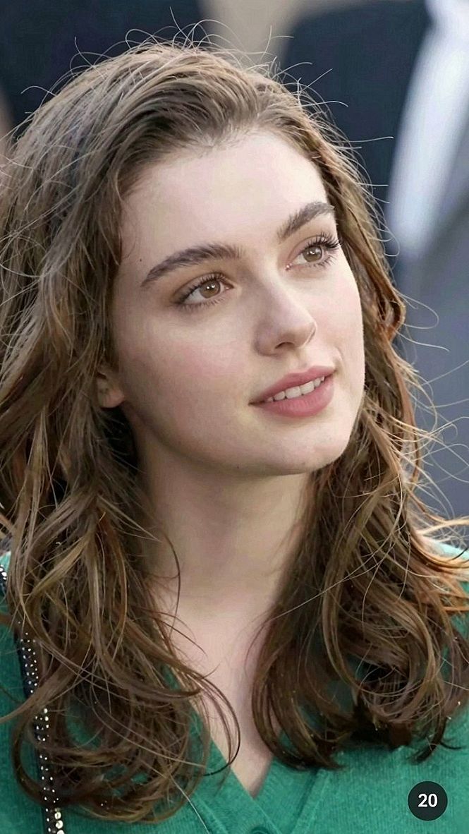 Choosing Soft Y2K Layered Waves and Natural Texture