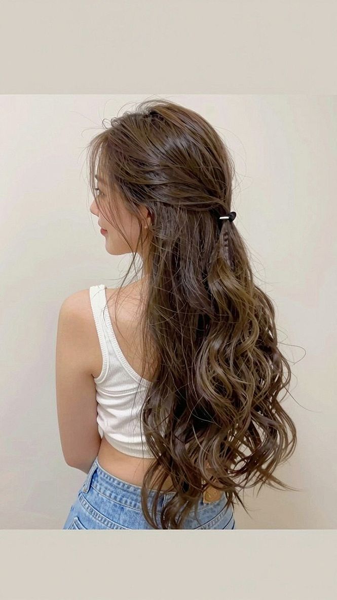 Choosing Between Claw Clips and Hairpins for Long Half Up Hair