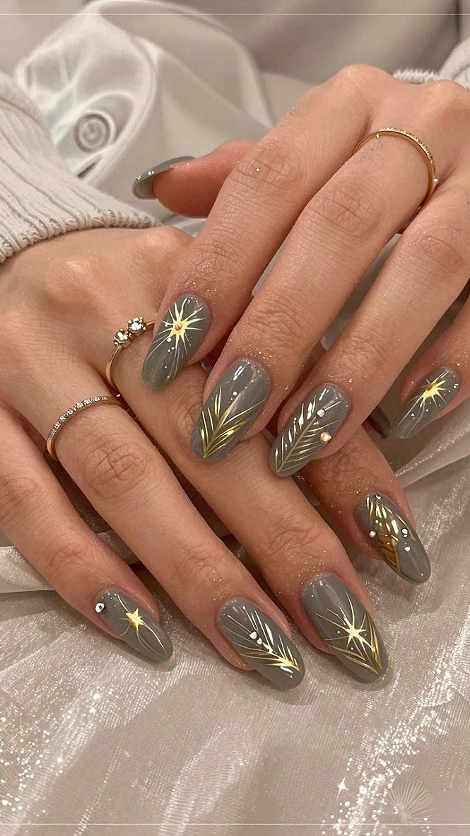 Choosing Forest Green Magnetic Nails With Gold Accents