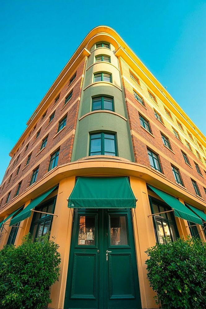 Vibrant Two-Tone Art Deco Exteriors: Bold House Paint Inspiration