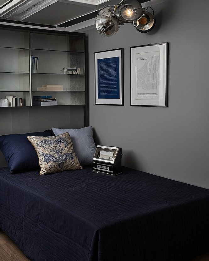 Organizing Wall Mounted Decor and Tech Gear in a Teen Room