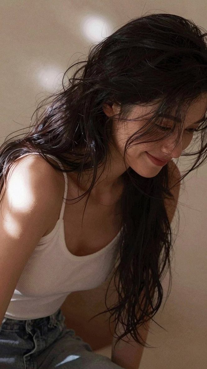 Pinning Dark Half-Up Curls for All-Night Hold