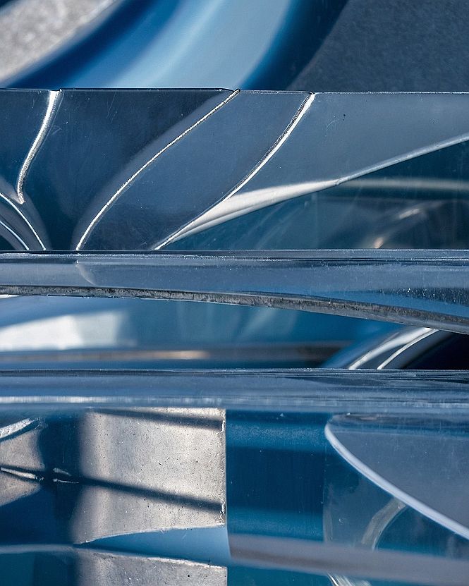 Choosing a Deep Blue Sea Wallpaper for Phone Screens