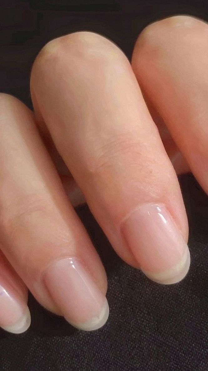 Embracing Barely-There Glossy Nails for Low-Maintenance Wear