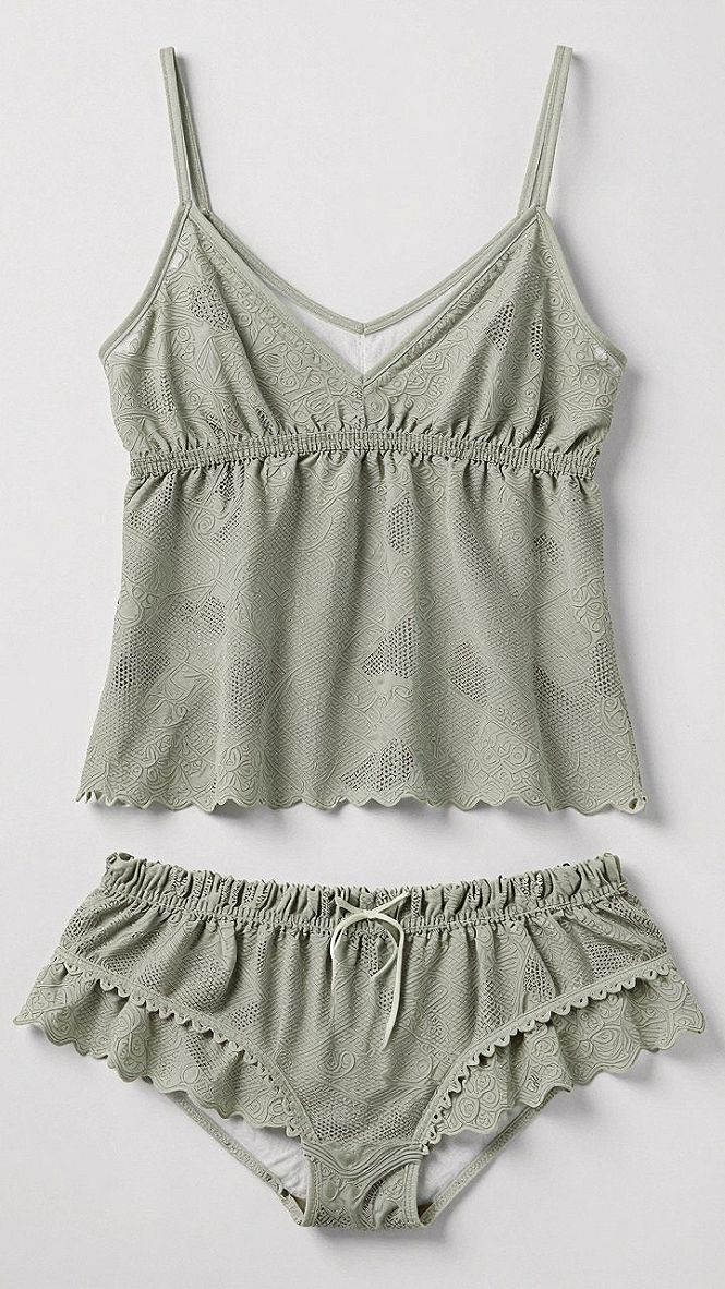 Styling a Soft Green Lace Homecoming Outfit