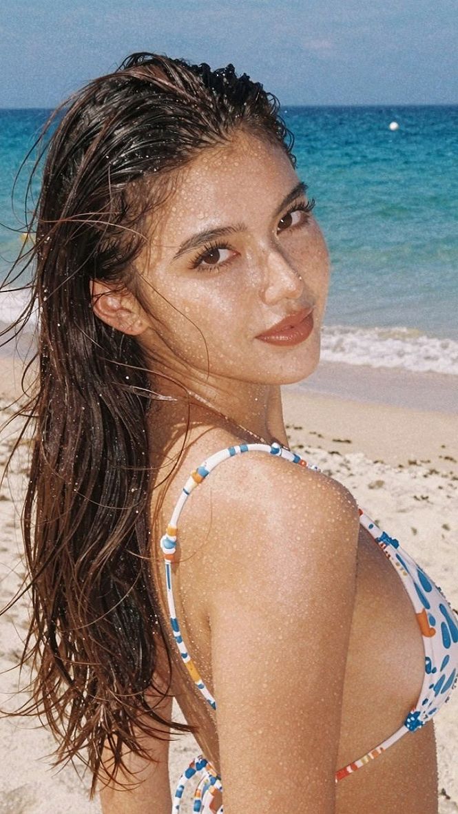 Embracing Sleek Pushed Back Waves For Busy Class Mornings