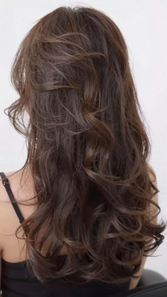 Loose Layered Waves with a Gentle Half Up Style