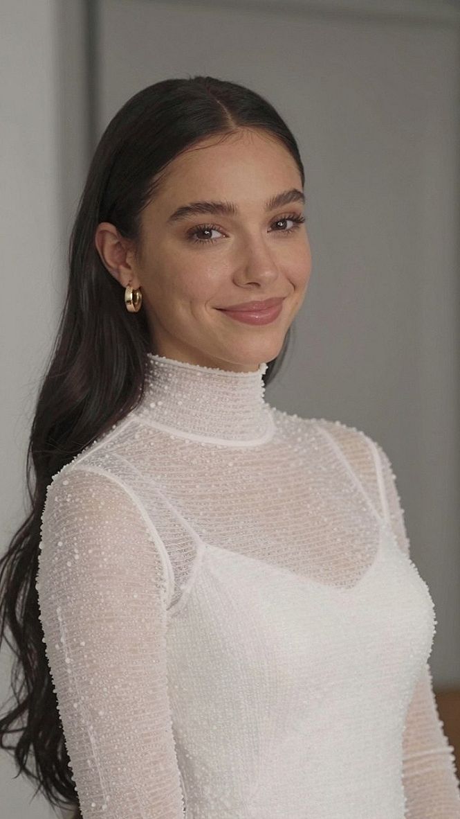 Straight Hair Down With a Minimalist Veil