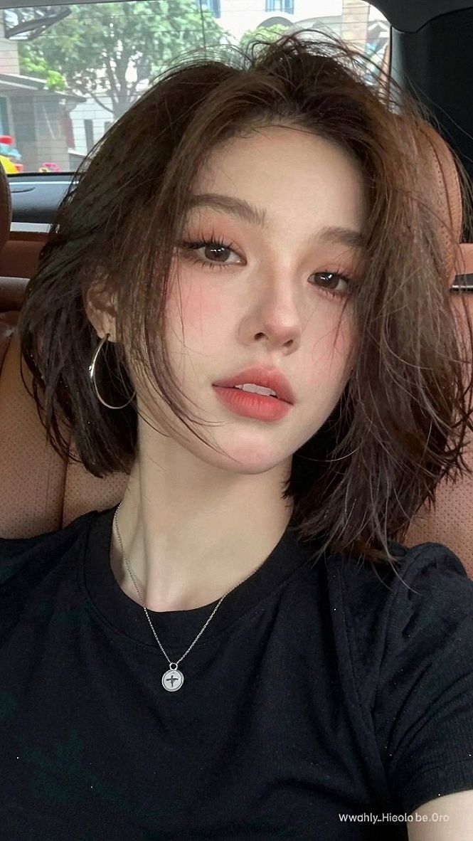 Keeping Short Wavy Bobs Fresh with Minimal Styling