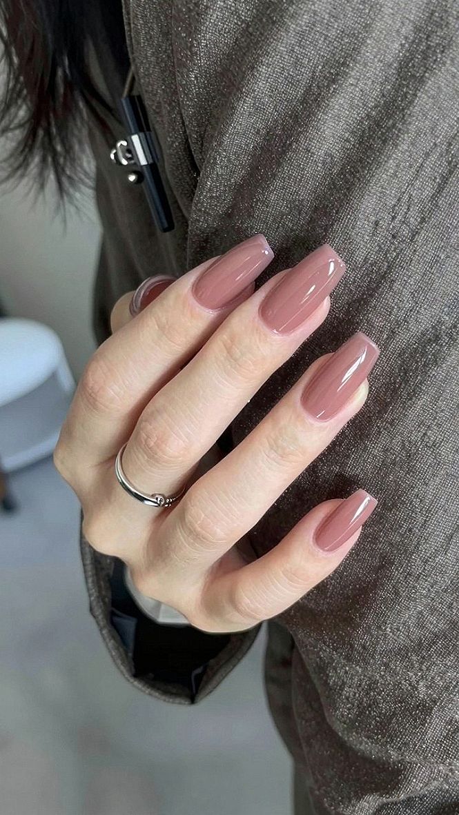 Styling Dusty Rose Gel Polish for Balanced Daily Wear