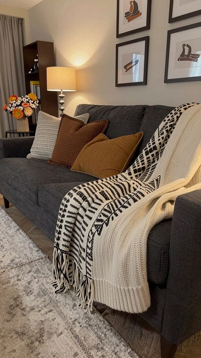 Layering Cozy Textiles and Accent Pillows for Autumn