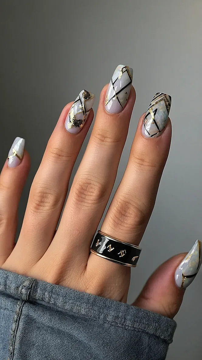 Scorpio Style: Acrylic Nails with a Golden Touch!