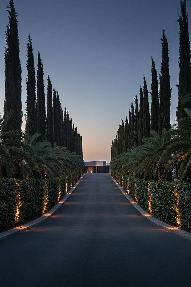 Luxury Driveway Design: Grand Entrances for Modern Homes