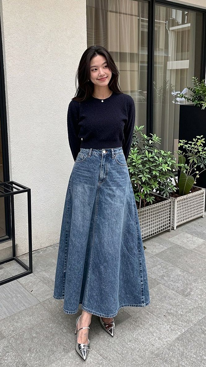 Styling a Casual Denim Maxi Skirt for Daily Outings