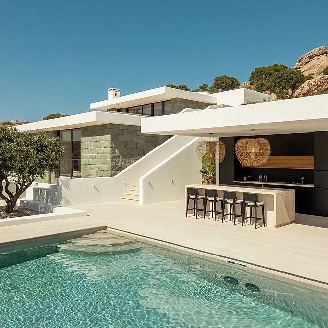 Modern Villa Exterior: Aesthetic Pool & Outdoor Kitchen Ideas