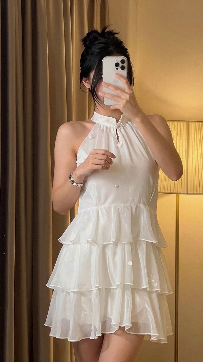 Choosing the Right Halter Neckline With a Ruffled Mini Skirt