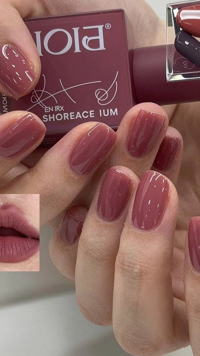 Choosing Between Glossy and Muted Cherry Nail Finishes