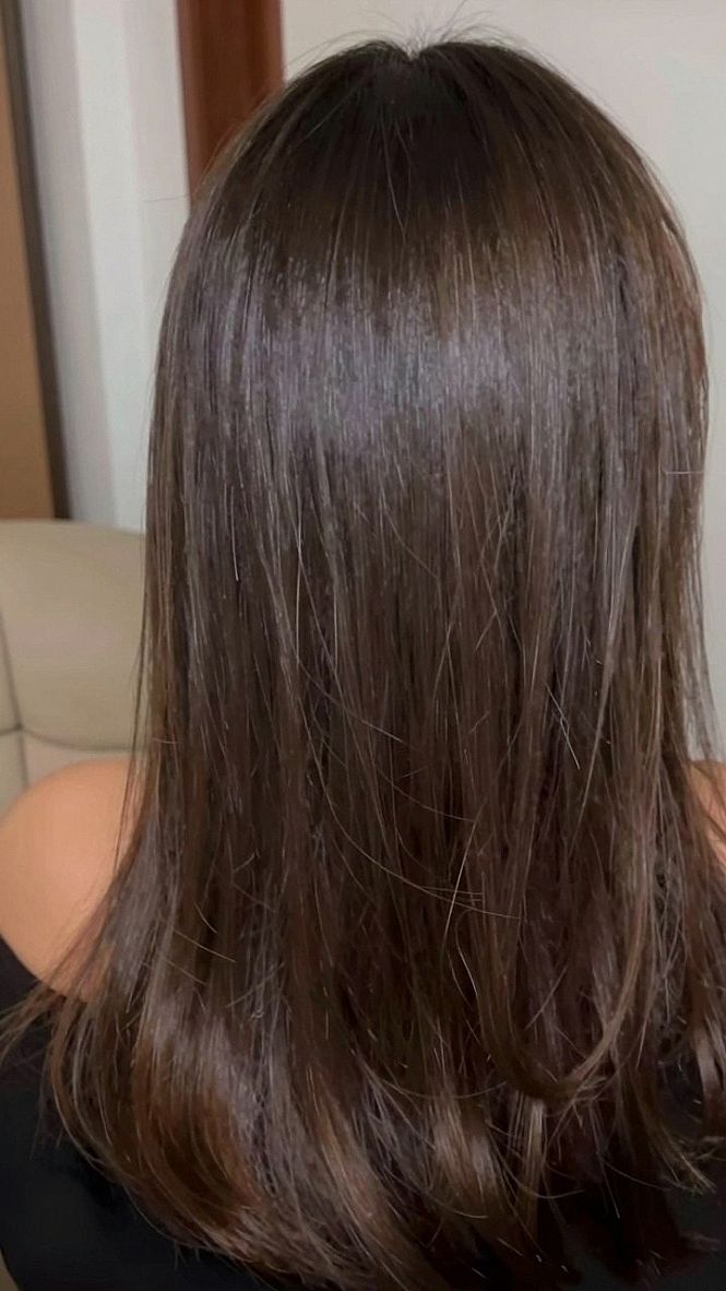 Choosing Glossy Straight Dark Caramel Highlights for Fall