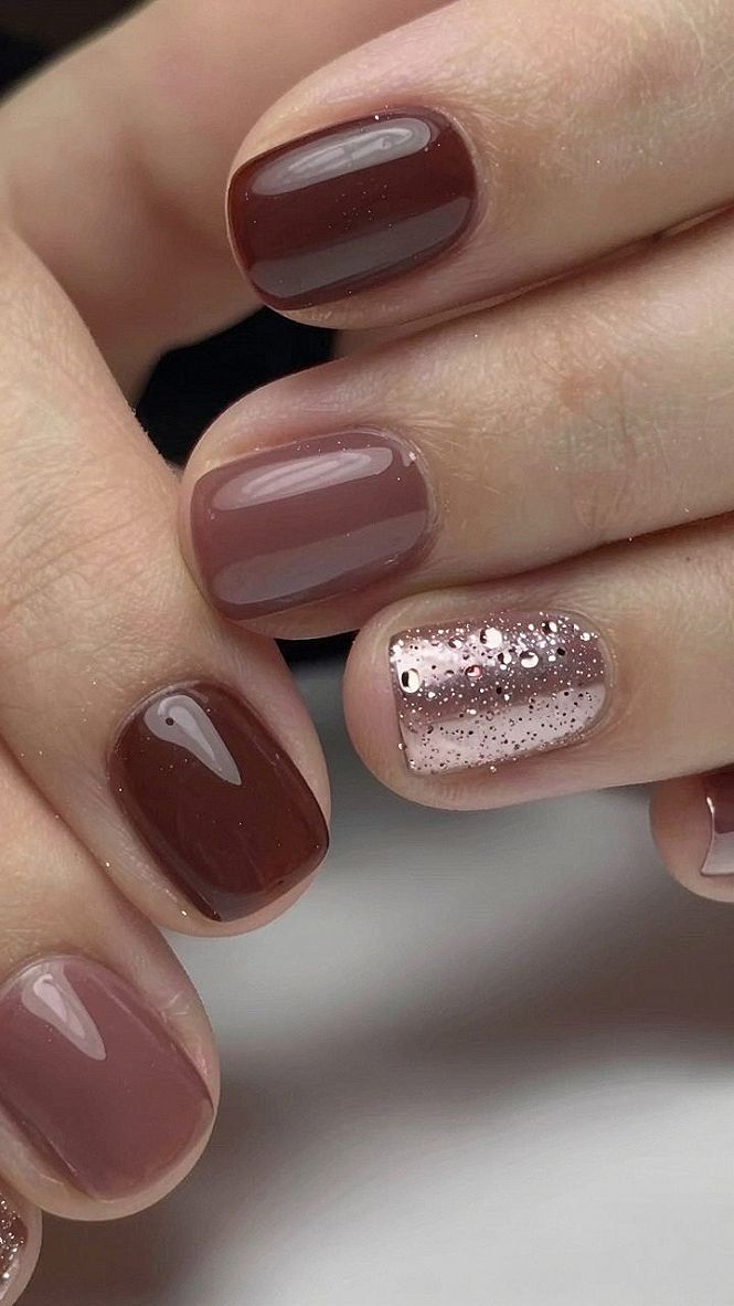 Mixing Neutral Brown Tones With Subtle Rose Gold Accent Nails