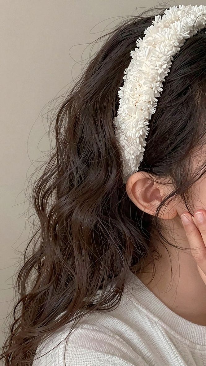 Pairing Textured Lace Headbands With Wavy Textures