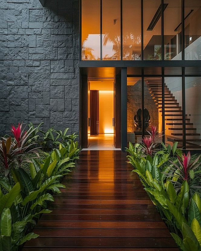Tropical Resort Style House Entrance: Your Dream Oasis Awaits
