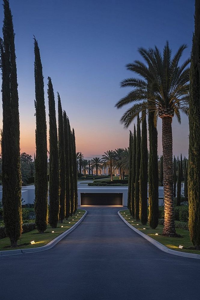Dream Driveway Ideas: A Grand Entrance to Your Modern Luxury Home