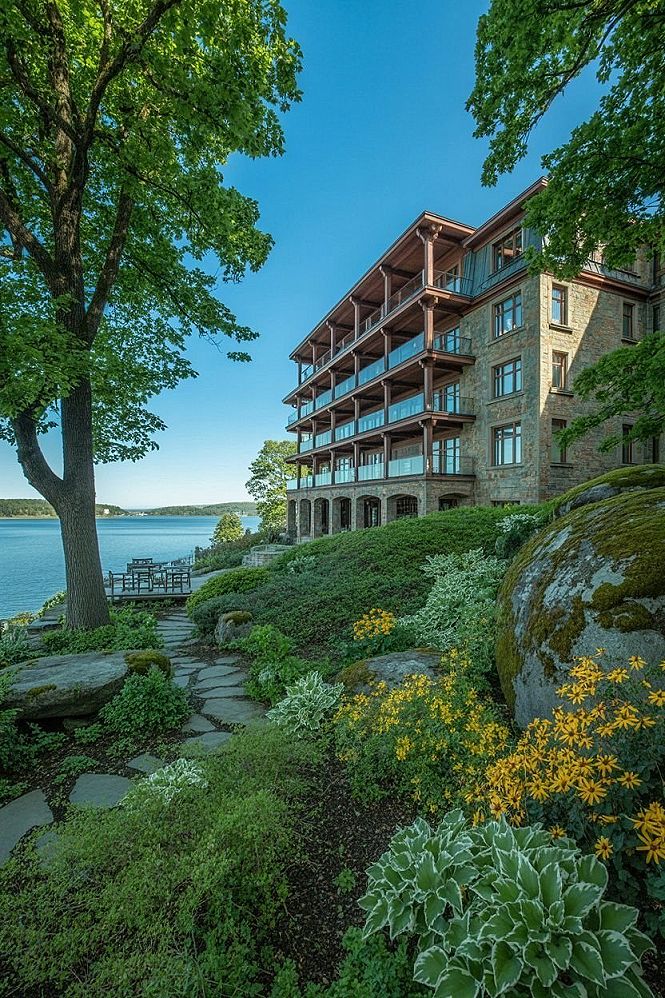 Luxury Lakeside Mansion: Hot Garden Ideas & Natural Landscape