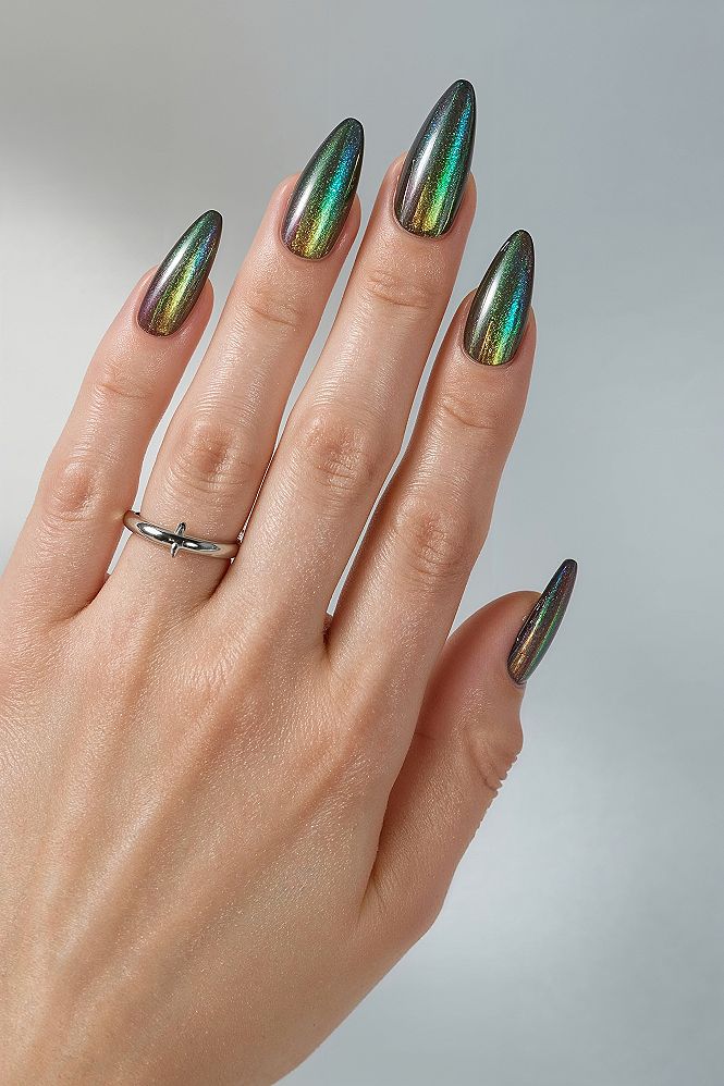 Mesmerizing Magnetic Cat Eye Nails: Hottest Chrome Trend of 2026