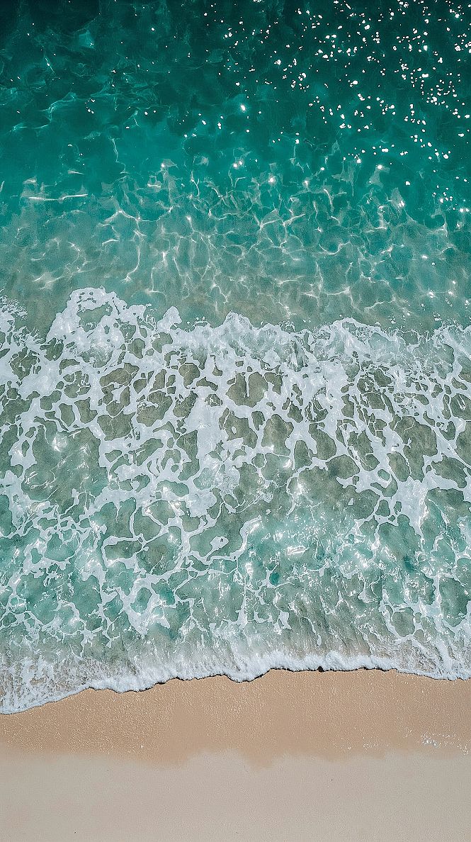 Breathtaking Ocean Waves: Serene 4K Beach Wallpaper